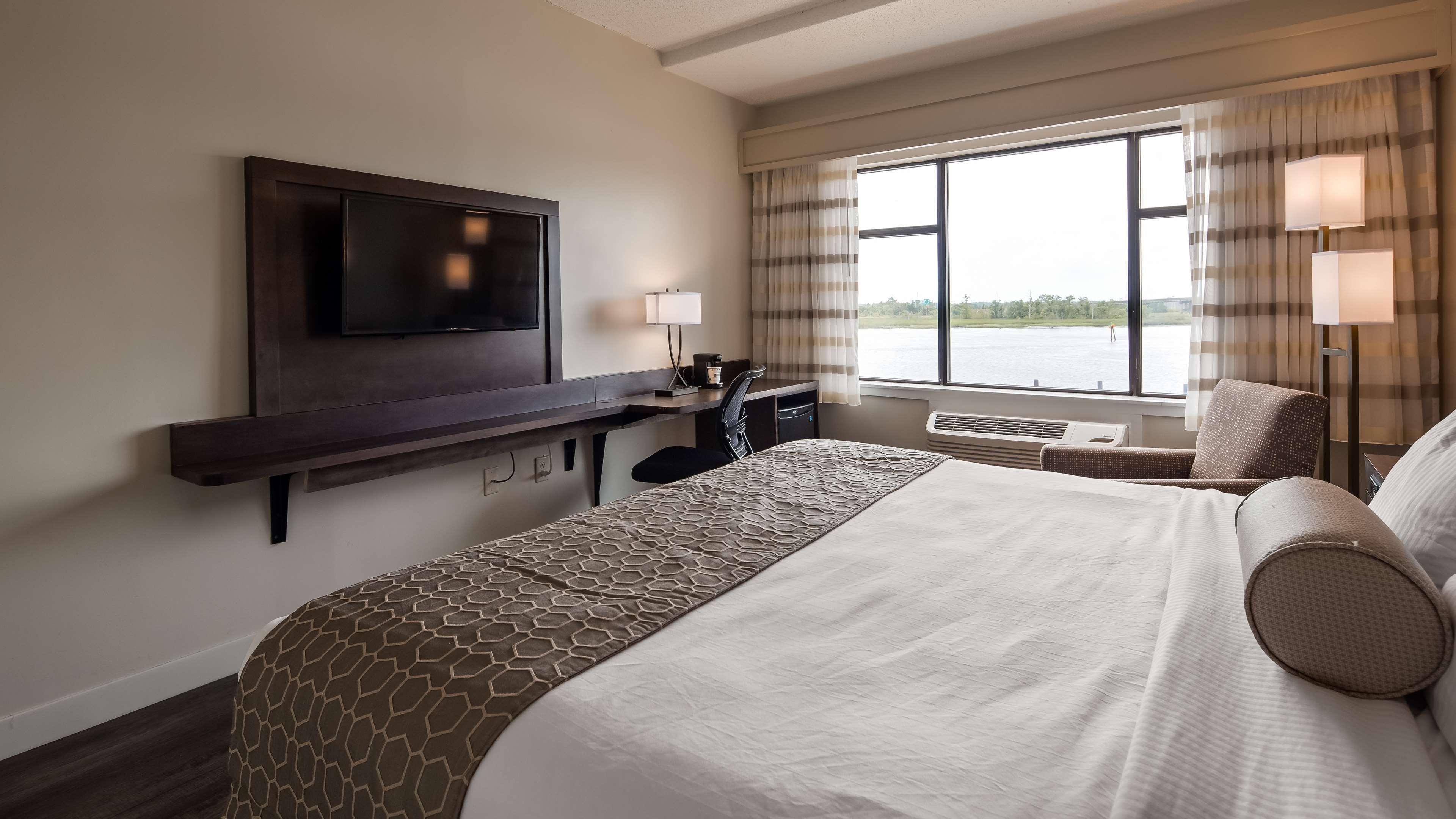 Best Western Plus Coastline Inn Wilmington Exterior photo